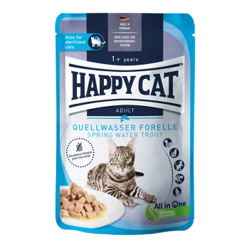 Happy Cat Adult-Futterbeutel mit einer getigerten Katze, beschriftet 'Quellwasser Forelle', getreidefreies Rezept, hergestellt in Deutschland.
