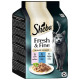 Sheba Fresh & Fine Katzenfutterverpackung mit einem Teller mit Nassfutter, das Lachs, Thunfisch und Forelle enthält, sowie einer Katzensilhouette.