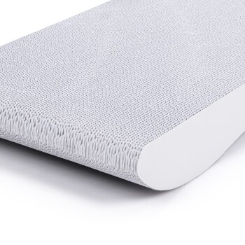 Nahaufnahme eines grauen Haustierbettes mit einer strukturierten Oberfläche und abgerundeten Kanten, entworfen für Komfort und Stil.