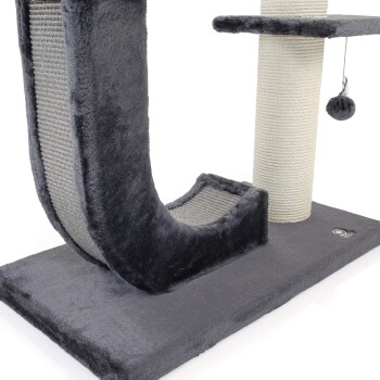 Grauer Katzenbaum mit einem gebogenen Kratzbaum, einer flachen Plattform und einem baumelnden Pom-Pom-Spielzeug. Weicher Stoffbezug für Komfort.