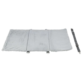Graue Autositzabdeckung für Haustiere mit einer weichen, pelzigen Textur, mit verstellbaren Riemen an der Seite für eine sichere Befestigung.