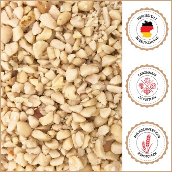 Gehackte Nüsse mit deutschen Etiketten: „Hergestellt in Deutschland“, „Ganzjährige Fütterung“ und „Aus hochwertigen Rohstoffen“.
