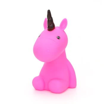 Ein süßes pinkes Einhorn-Haustierspielzeug mit einem schwarzen Spiralhorn, großen Augen und einem lächelnden Gesichtsausdruck, vor einem weißen Hintergrund.