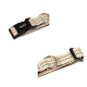Nahaufnahme eines beigen und grauen gestreiften Haustierhalsbands mit einer schwarzen Schnalle und einem metallenen D-Ring, markiert mit "lionto."