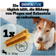 Hund kaut Dentastix Zahnpflege-Leckerli auf blauem Sofa mit deutschem Text über Plaque- und Zahnsteinreduktion.