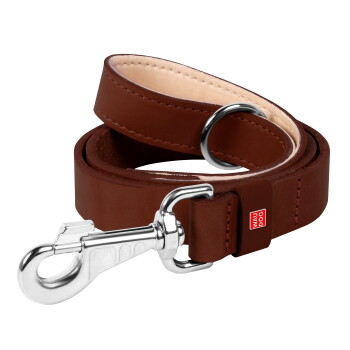 Bruine leren hondenriem met zilveren sluiting en D-ring, klein rood label met tekst 'WAU DOG'.