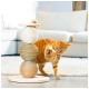 Un chat tigré orange joue avec une balle jaune attachée à un jouet pour chat multi-texturé avec trois sphères empilées enroulées de corde.