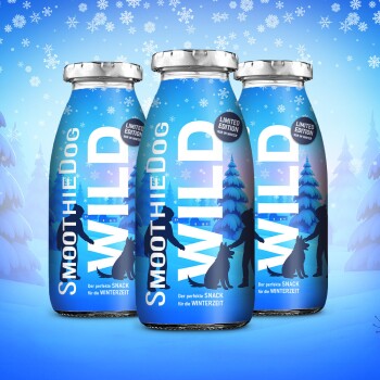 Drei blaue Flaschen des SmoothieDog Wild Winter-Snacks in limitierter Auflage für Hunde mit Schneeflocken- und Baumhintergrund.