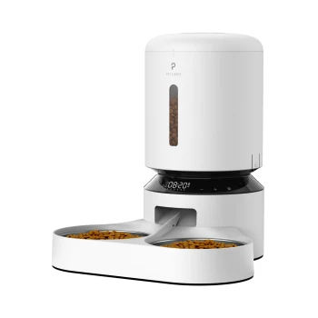 Automatischer Haustierfutterspender mit einem eleganten schwarzen Design, ausgestattet mit einem digitalen Timer, der 08:20 anzeigt, und zwei Schalen, die mit Trockenfutter gefüllt sind.