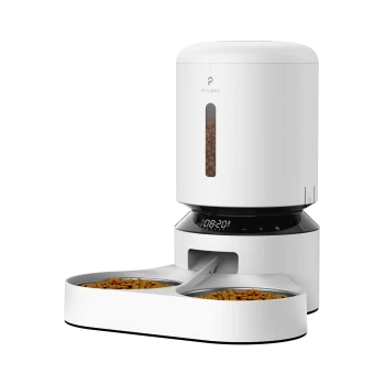 Automatischer Haustierfutterspender mit einem eleganten schwarzen Design, ausgestattet mit einem digitalen Timer, der 08:20 anzeigt, und zwei Schalen, die mit Trockenfutter gefüllt sind.