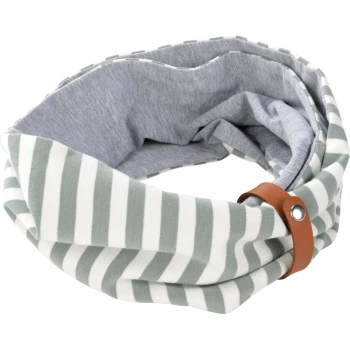 Une écharpe pour animaux douce et rayée en vert et blanc avec un intérieur gris, dotée d'une sangle en cuir marron avec un bouton-pression.