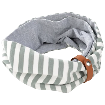 Ein weicher, gestreifter Haustierschal in Grün und Weiß mit einem grauen Innenfutter, mit einem braunen Lederband mit Druckknopf.