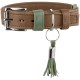 Braunes Lederhalsband mit grünem Keeper und Quastenanhänger, silberner Schnalle und D-Ring, Metallplakette mit Gravur 'HUNTER'.