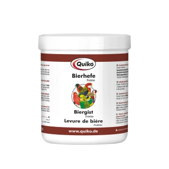 Behälter mit Quiko Bierhefe (Bierhefe) Proteinergänzung für Haustiere, mit bunten Vögeln auf dem Etikett und mehrsprachigem Text.