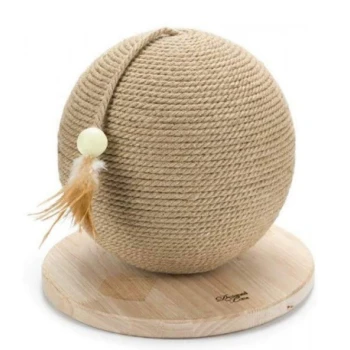 Ein rundes, natürliches Sisal-Katzenspielzeug mit einer Feder- und Ballbefestigung, das auf einer Holzbasis ruht.