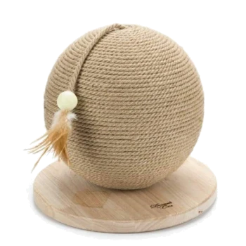 Ein rundes, natürliches Sisal-Katzenspielzeug mit einer Feder- und Ballbefestigung, das auf einer Holzbasis ruht.