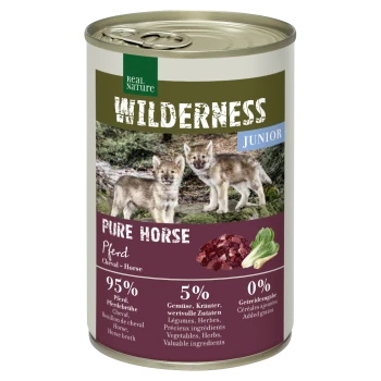 Puszka karmy dla zwierząt Real Nature Wilderness Junior z etykietą "Pure Horse" z dwoma szczeniętami wilka, zawierająca 95% mięsa końskiego.