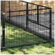 Ein großes, rechteckiges Outdoor-Haustierspielgehege aus schwarzem Metallgitter, mit einer Tür und einem offenen Bereich für Haustiere.