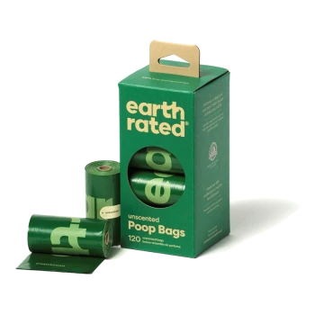Emballage vert de sacs à crottes Earth Rated sans parfum, contenant 120 sacs, avec un rouleau visible et un sac découpé sur le côté.