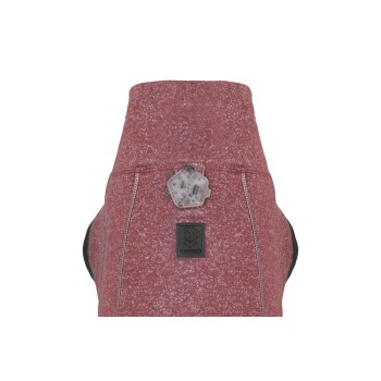 Eine rote und graue Hundejacke mit einem Reißverschluss und einem reflektierenden Lichtanhänger, mit einem schwarzen Ruffwear-Logo-Patch.