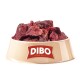Eine beige Haustierfutterschüssel gefüllt mit Stücken rohen Fleisches, beschriftet mit "DIBO" und dem Slogan "Für die Besten das Beste" deutlich sichtbar.