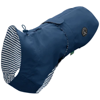 Ein blauer Hunderegenmantel mit gestreiftem Innenfutter, ausgestattet mit einem Logo-Patch und verstellbaren Riemen für einen sicheren Sitz.