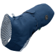 Ein blauer Hunderegenmantel mit gestreiftem Innenfutter, ausgestattet mit einem Logo-Patch und verstellbaren Riemen für einen sicheren Sitz.