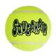 Ein leuchtend gelber Hundespielball mit dem Text "SQUEAKAIR" in Blau gedruckt, der einem Tennisball ähnelt.