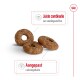 Drie ronde, bruine huisdiertraktaties worden weergegeven, met tekst die "Juist combinatie van voedingsstoffen" en "Aangepast caloriegehalte" benadrukt.