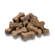 Une pile de friandises pour chiens en forme d'os marron avec une surface texturée, disposées sur un fond blanc.