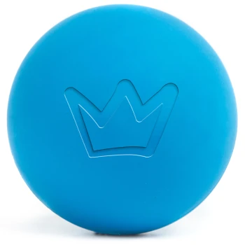 Blaues Gummihundespielzeug in Form einer runden Scheibe mit einem eingestanzten Kronenlogo auf der Oberfläche.