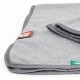 Graue Haustierdecke gefaltet mit Etiketten, die '95°' und ein grünes Logo zeigen, mit weicher Stofftextur und genähten Kanten.
