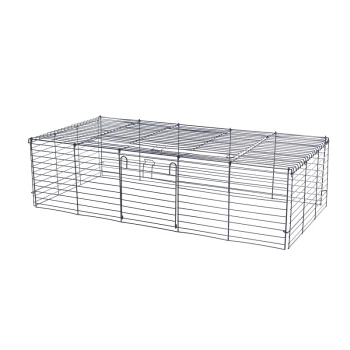 Ein großes rechteckiges Drahtgehege für Haustiere mit einer klappbaren Tür, entworfen für kleine Tiere wie Kaninchen oder Meerschweinchen.