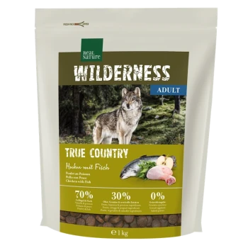 Hundefutterverpackung "Real Nature Wilderness Adult True Country" mit einem Wolf im Wald; 70% Fleisch & Fisch, 30% Früchte & Gemüse, 0% Getreide.