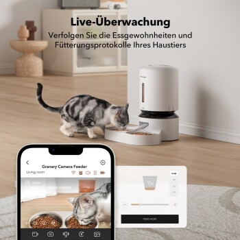Eine grau-weiße Katze frisst aus einem modernen Futterspender auf einem Holzboden, mit einer App, die Live-Überwachung und Fütterungsoptionen anzeigt.