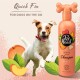 Ein verspielter weißer Hund springt fröhlich neben einer Flasche Pet Head 2-in-1 Pfirsichshampoo mit Arganöl, beschriftet mit "Quick Fix für Hunde unterwegs."