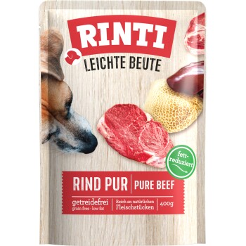 Hund, der ein Paket von Rinti Leichte Beute reines Rindfleisch-Hundefutter schnüffelt, mit roten Fleischstücken und Text, der die Vorteile von getreidefrei und fettarm hervorhebt.