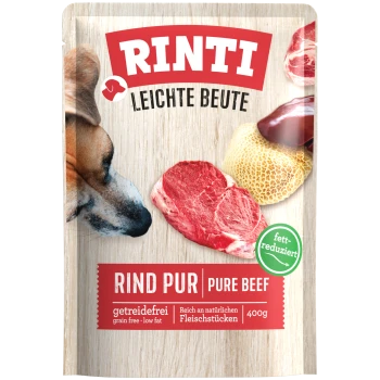 Hund, der ein Paket von Rinti Leichte Beute reines Rindfleisch-Hundefutter schnüffelt, mit roten Fleischstücken und Text, der die Vorteile von getreidefrei und fettarm hervorhebt.