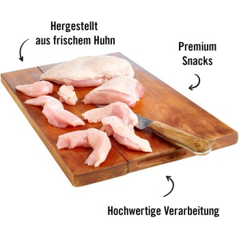 Frische Hühnerstücke auf einem Holzschneidebrett mit Etiketten: "Hergestellt aus frischem Huhn," "Premium Snacks," und "Hochwertige Verarbeitung."