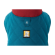 Nahaufnahme einer türkisfarbenen Hundejacke mit einem roten Kragen, mit einem Ruffwear-Logopatch, das einen Hund darstellt.