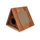 Ein Katzenhaus aus Holz mit dreieckiger Form, mit einer Kratzmatte an der Vorderseite und einem runden Eingang an der Seite.