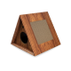 Ein Katzenhaus aus Holz mit dreieckiger Form, mit einer Kratzmatte an der Vorderseite und einem runden Eingang an der Seite.