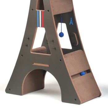 Ein Katzenbaum, der wie der Eiffelturm gestaltet ist, mit braunen, stoffbezogenen Stufen, einem blauen Ballspielzeug und dekorativen roten und blauen Streifen.