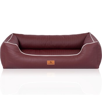 Burgunderfarbendes Haustierbett mit weißem Rand und gestepptem Innenfutter, mit einem braunen Lederetikett mit dem Logo "KNUFFELWUFFS".