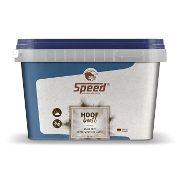 Behälter von "Speed Hoof Boost," einem getreidefreien Ergänzungsmittel für Pferde, mit einem blauen Deckel und Text, der angibt, dass es in Deutschland hergestellt wird.
