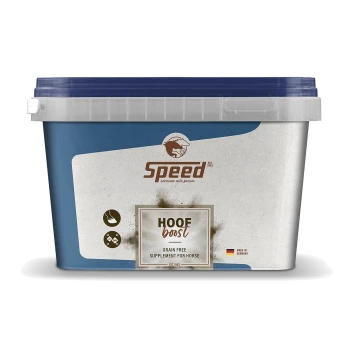 Behälter von "Speed Hoof Boost," einem getreidefreien Ergänzungsmittel für Pferde, mit einem blauen Deckel und Text, der angibt, dass es in Deutschland hergestellt wird.