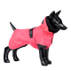 Ein schwarzes Hundemanikin trägt einen leuchtend pinken wasserdichten Hundemantel mit hohem Kragen und verstellbarem Riemen.