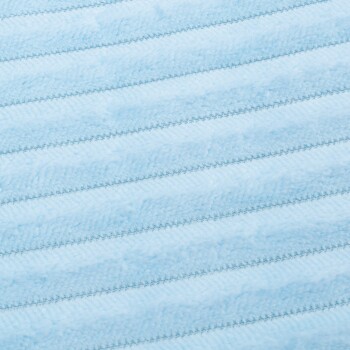 Helle blaue Haustierdecke mit einer weichen, strukturierten Oberfläche und diagonalen Nähmustern.