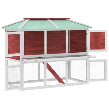 Ein zweistöckiger Holzkaninchenstall mit grünem Dach, roten Paneelen und mehreren Netz-Türen für Belüftung und Zugang.