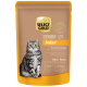 Select Gold Senior Indoor Katzenfutterbeutel mit einer grau getigerten Katze, Hühnerpastete, getreidefrei, ohne Zuckerzusatz oder Soja.